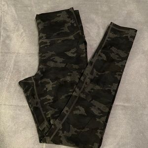 Fabletics camo leggings (dark green, black, dark grey) size Small